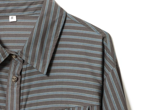 Détail du col et de l'étiquette S sur cette chemise en popeline à rayures bleues