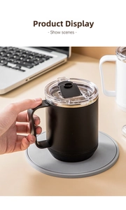 Détail d'un mug en acier inoxydable noir mat avec couvercle clair sur un bureau de bureau