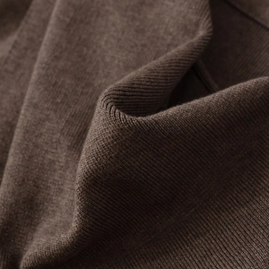 Damen Strickjacke im britischen Stil in Dunkelbraun mit feiner Rippenstruktur