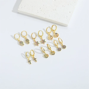 Set orecchini a cerchio dorati con pendenti a croce e stella in zircone colorato