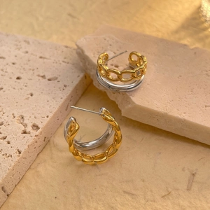 Vintage zweifarbige gedrehte C-Ohrringe in Gold und Silber auf einem Steinsockel