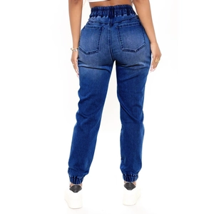 Jogging en denim bleu pour femmes avec taille élastique, vue arrière complète sur blanc