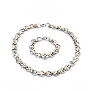 Dettaglio macro della collana e del bracciale bizantino bicolore in acciaio inossidabile