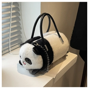Dettaglio della borsa cilindrica a panda in peluche con morbida pelliccia e catena in metallo