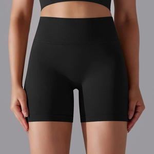 Détail de la taille haute côtelée du short de yoga noir sans couture pour femmes