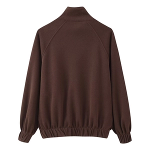 Detailansicht der Rückseite des dunkelbraunen Sweatshirts mit Rippbündchen und weichem Stoff