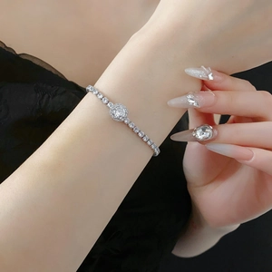 Vue détaillée du bracelet tennis en argent avec cristal central sur le poignet du modèle