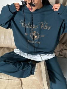 Dunkelgrünes Set aus Sweatshirt mit Buchstabenstickerei und passender Jogginghose
