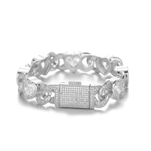 Detail van 12mm zilveren Cubaanse armband met hartvormige zirkonia en een glanzende sluiting