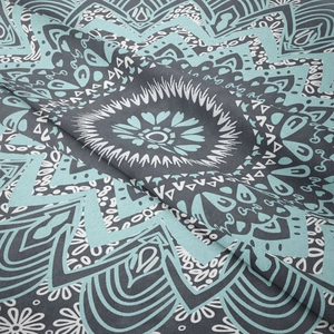 Gros plan d'une tapisserie mandala sarcelle et grise montrant la texture fine du tissu