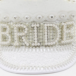 Dettaglio cappello capitano con paillettes e scritta BRIDE in perle e strass
