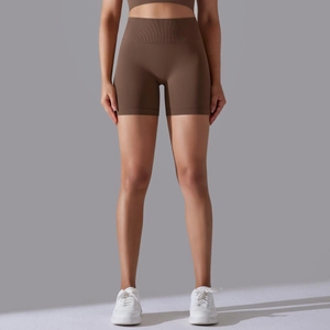 Détail du short de yoga sans couture à taille haute en tissu extensible marron foncé