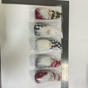 Mesure détaillée de la taille de cinq gnomes de Noël faits main avec chapeaux tricotés