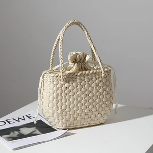 Sac à main minimaliste en paille tressée blanc crème avec doublure à cordon