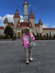 Pink jacquard knit sweater with american casual style worn in outdoor street setting