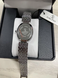 Dettaglio del retro ovale dell'orologio SUNLIFEX S9108 con incisione resistente