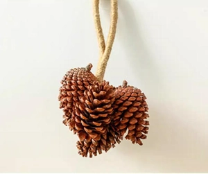 Trois pommes de pin naturelles sur corde de jute pour déco de Noël et forêt
