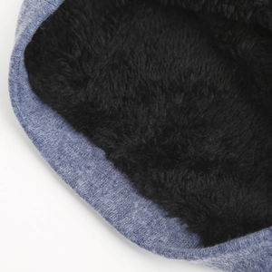 Détail macro du tissu en tricot bleu et de la doublure en polaire épaisse noire