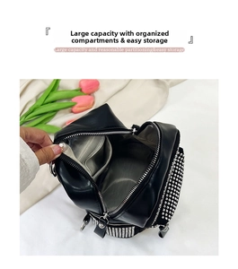 Detalle de mochila con diamantes de imitación con interior espacioso y forro de espiga