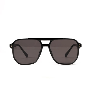 Klassische schwarze Oversize-Sonnenbrille mit Doppelsteg und goldenen Akzenten für Damen
