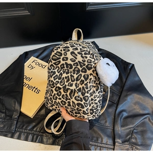 Dettaglio mini zaino con stampa leopardata, pompon di peluche e spalline in ecopelle beige