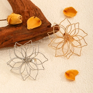 Vintage oversized hollow metal flower ring in gold and silver finish for women