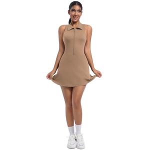 Détail de la robe de tennis kaki sans manches avec col polo zippé et tissu respirant