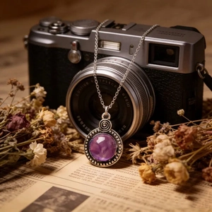 Collier vintage en résine violette avec spirale argentée sur fond d'appareil photo