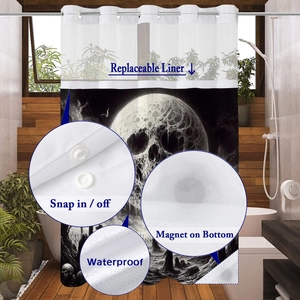 Detail van het drukknoopsysteem en waterdichte stof met gotisch schedel douchegordijn
