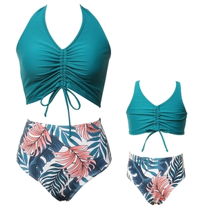 Bikini coordinati mamma e figlia in due pezzi con stampa di palme tropicali