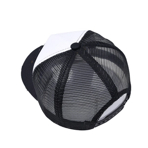 Klassische schwarz-weiße Mesh Trucker Cap mit atmungsaktivem Verschluss und Frontpaneel