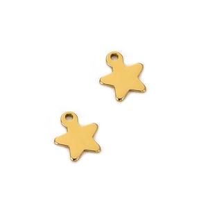 Vue détaillée de deux pendentifs étoiles dorés en acier titane pour la création de bijoux DIY