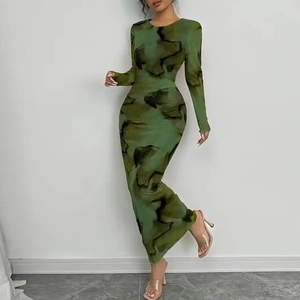Détail d'une robe longue élégante à imprimé marbre vert émeraude et manches longues