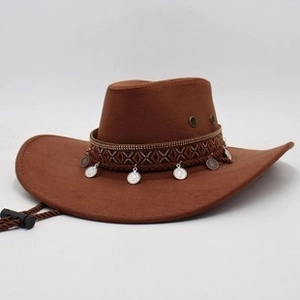 Cappello da cowboy marrone in feltro con fascia etnica e ciondoli a moneta metallici