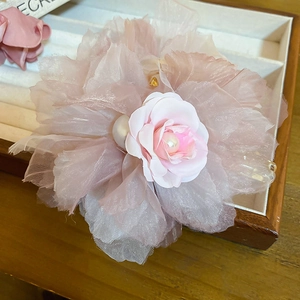 Détail macro de fleurs en tulle rose avec petite rose et perles centrales élégantes