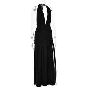 Détail d'une robe longue noire à dos nu avec taille plissée et fente latérale chic
