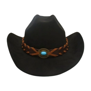 Détail d'un chapeau de cow-boy noir en feutre avec bande en cuir et ornement en turquoise