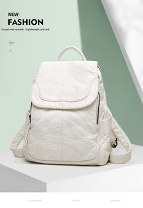Dettaglio della texture in pelle bianca morbida e del design a patta su un grande zaino da viaggio