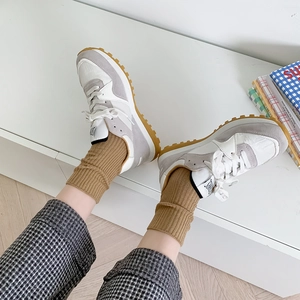 Zapatillas retro de ante gris y blanco con suelas caramelo y calcetines casuales de algodón