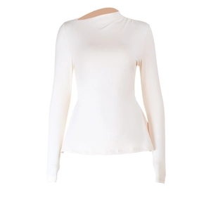 Détail du haut cintré blanc cassé montrant le col plissé asymétrique unique et chic