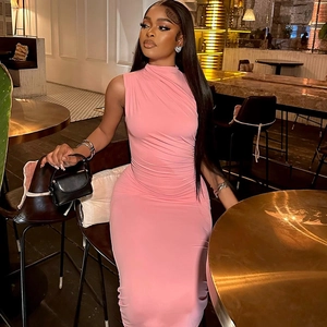Detailopname van de roze mouwloze jurk met elegante zijplooien en rimpeldetails