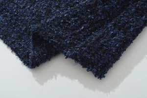 Primo piano dettagliato della trama del tessuto in tweed blu navy e nero del set gonna