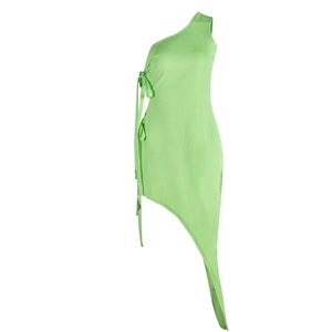 Détail de la robe verte asymétrique avec cordon latéral et ourlet irrégulier