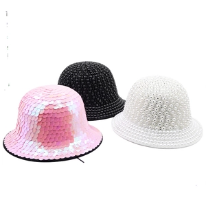 Stilvolle Disco-Fischerhüte mit rosa Pailletten und Perlenbesatz für Party-Deko