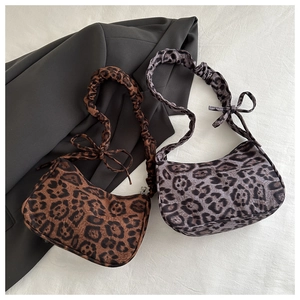 Borse a mezzaluna con stampa leopardata in marrone e grigio-viola con fiocco decorativo