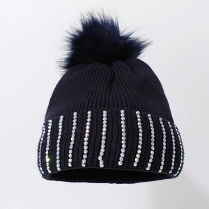 Bonnet d'hiver en tricot bleu foncé avec pompon et bordure décorée de strass colorés
