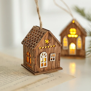 Casetta natalizia in legno luminosa con luci LED calde e decori di pino