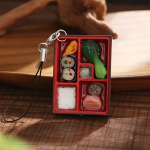 Vue détaillée du porte-clés boîte bento japonaise en PVC avec miniatures alimentaires