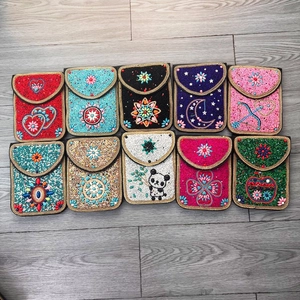 Sacs à bandoulière faits main en perles bohèmes avec divers motifs colorés
