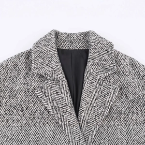 Manteau classique en laine à chevrons noir et blanc avec revers élégant détaillé